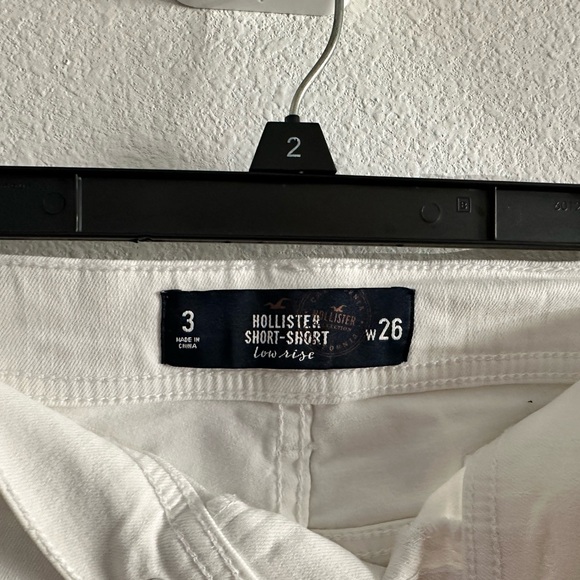 Women’s Hollister White Jean Shorts Distressed Frayed Hem pre owned - Picture 3 of 6
